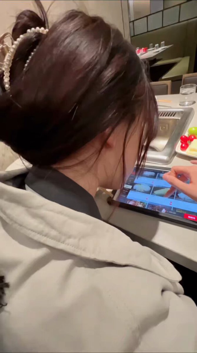 昨晚一顿海底捞就拿下啦，别看这身材娇小，胸前两颗大灯可真不错，又粉又嫩的，一会都上传会员频道！！ 