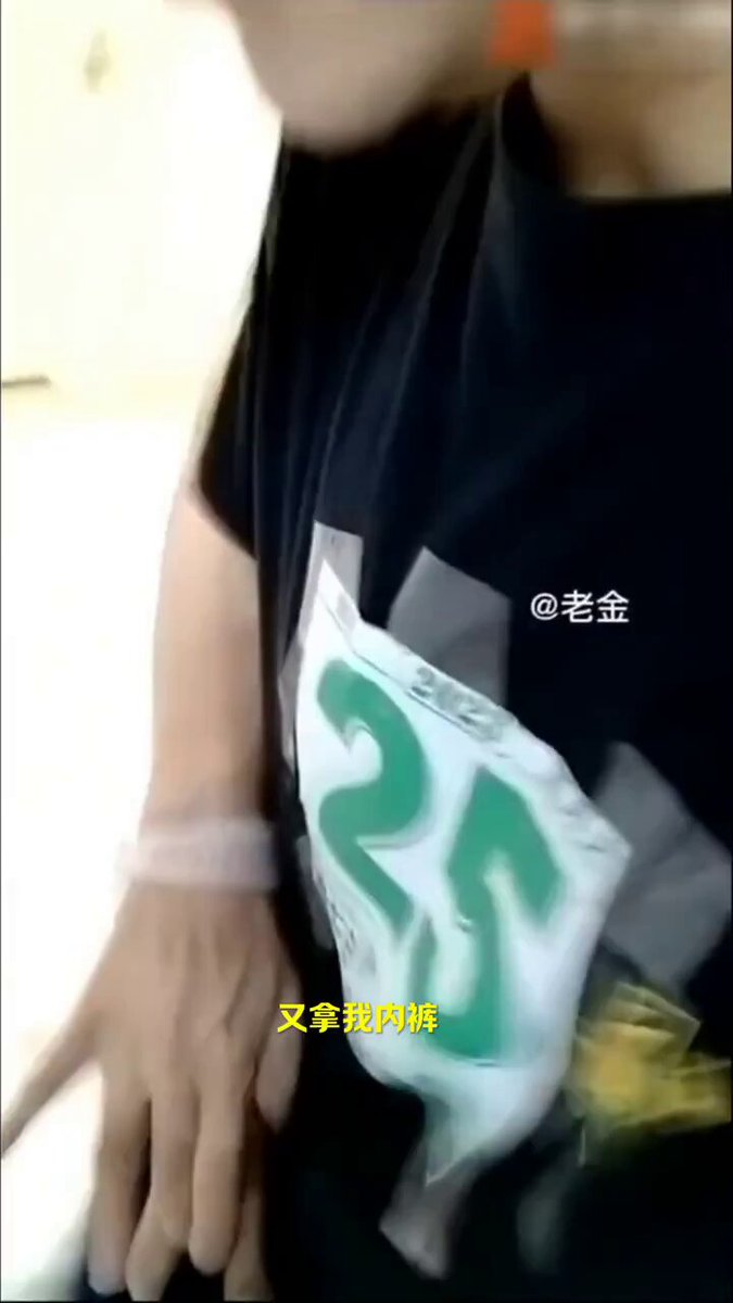 ショッピングモールで緑のワンピのいやらしい女性が黒服の男に太ももを激しく触られ、スカートの下が露出し絶頂連発！