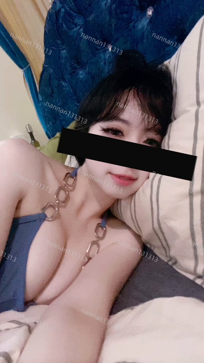 nannan1313 ブルービキニ誘惑：深い谷間の爆乳ベッドでの挑発