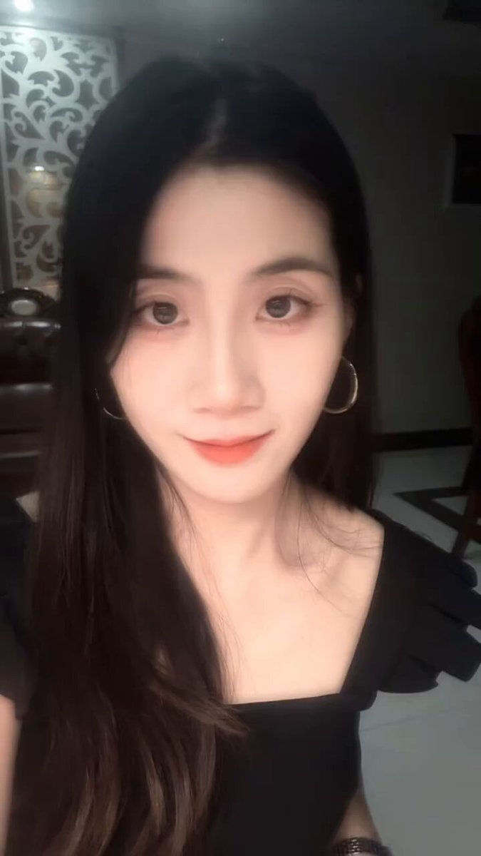 黒くて長いストレート美女の自宅誘惑！大きな瞳と赤い唇で魅了、123av.funであなたをヤるのを待ってる！