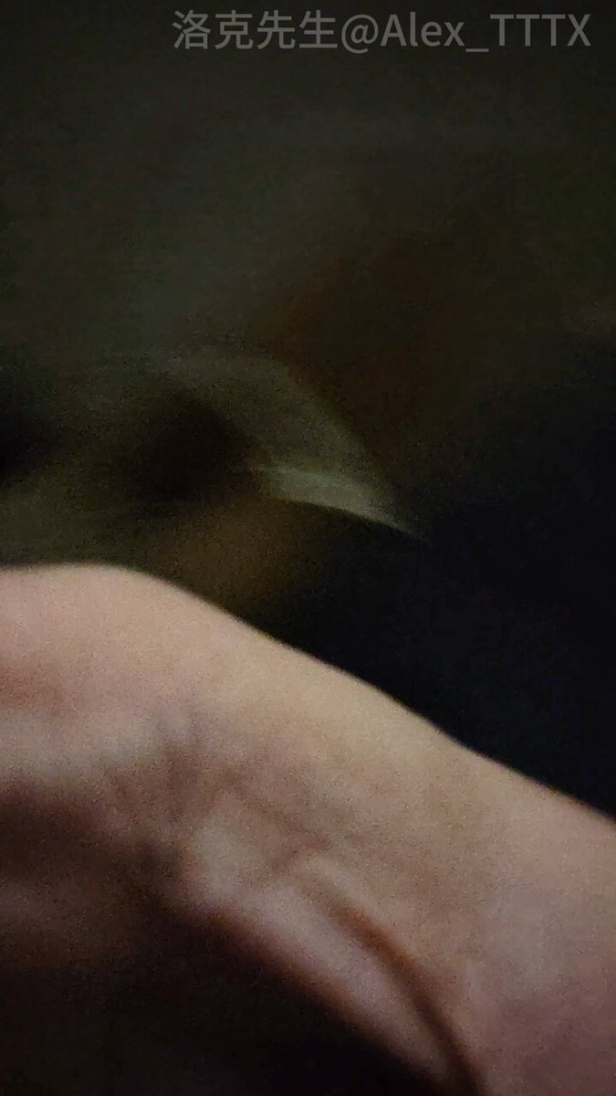 방금 고속철도역에서 내려서, 야외 섹스를 할 수 있는 한적한 통로를 찾고 있어요. #섹스 #고속철도역 