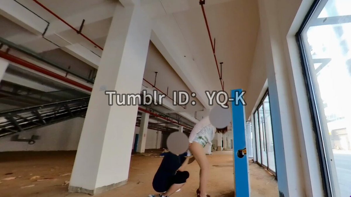 #露出 #喷水 露出被物业小哥抓到，把我带到空置商铺，嫂子我心领神会，今天肯定要被操了，被小哥扣喷一次后又被襙喷了💦门前走来走去好多人，太刺...