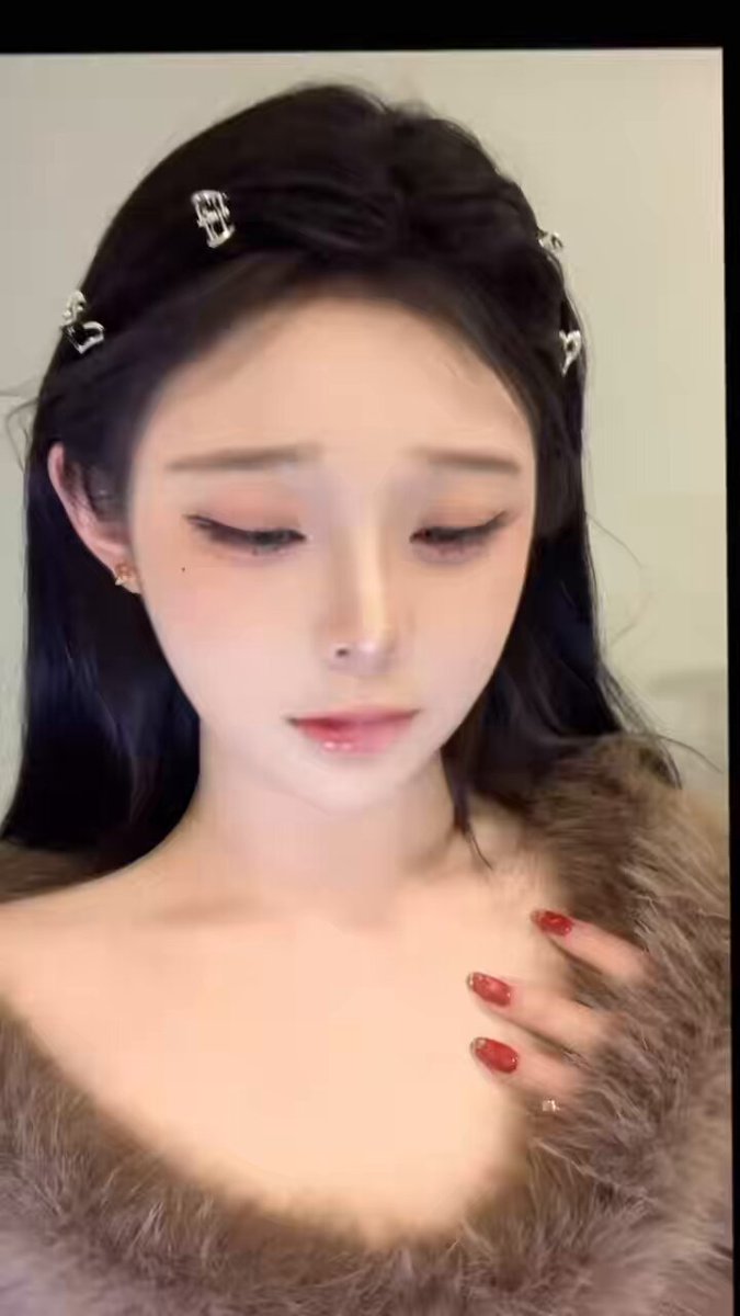 狐目美女、ファー襟の深Vで誘惑 — 赤いネイルが胸元を焦がす