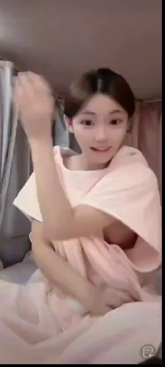 可爱的外表下藏着一双巨乳 