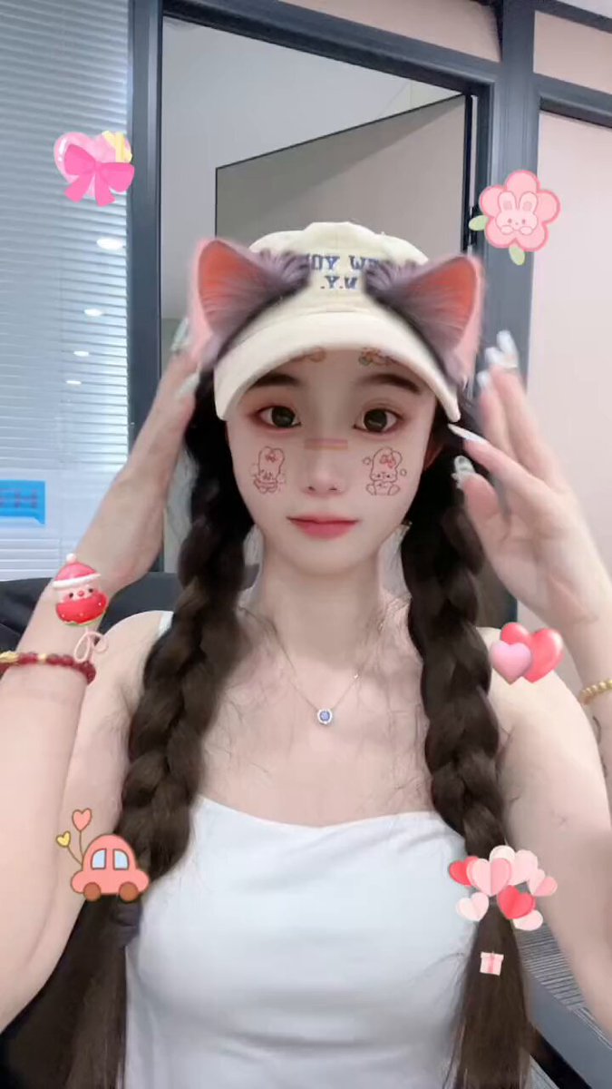 猫耳少女ツインテールの誘惑！オフィスでハートを作って超かわいい