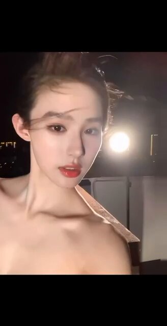 176-D-05 Zhang Xiaohua W to prawdziwa studentka Akademii Teatralnej w Szanghaju, biegle włada językiem angielskim w mowie i potrafi komun...