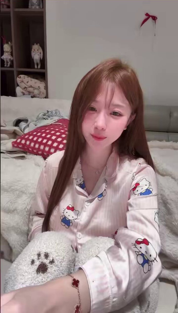 红发狐媚妹子穿丝滑Hello Kitty睡衣诱惑自摸秀