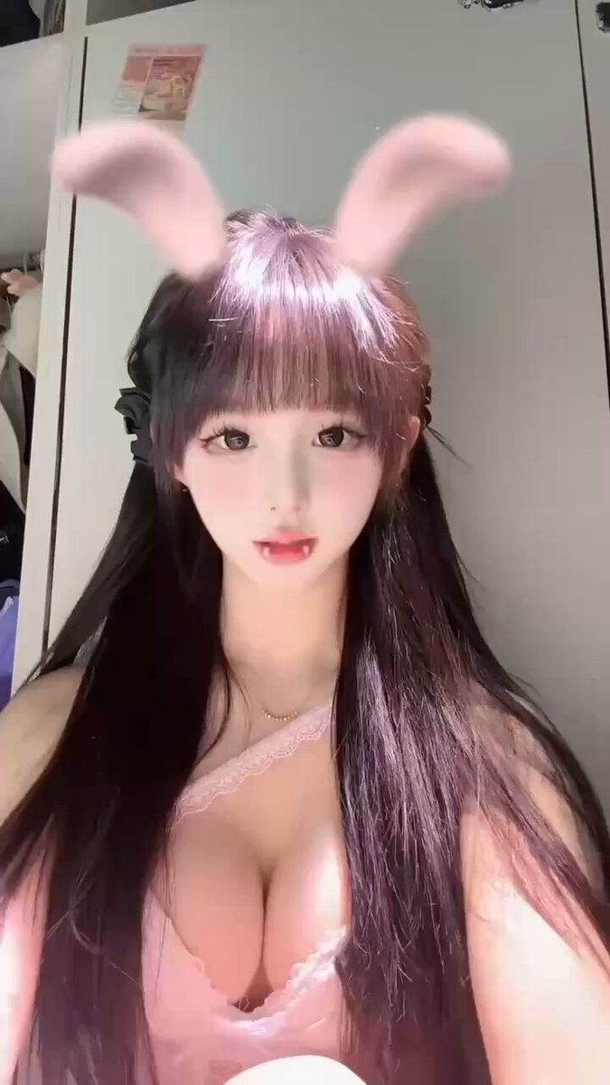 Pink-Eared Bunny Girl Big-Breast Temptation! Long Black Straight-Haired Beauty in Deep V, Boob Shake and Heart-Eye Tease