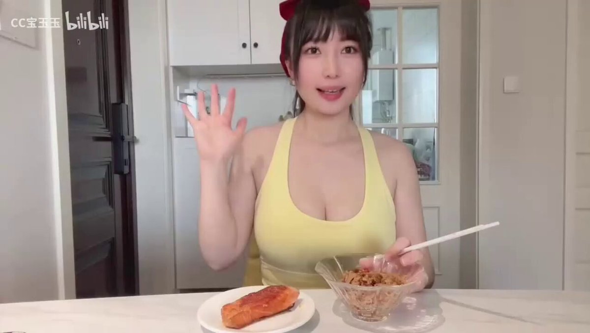 26.8万粉丝的B站美食博主up主 cc宝玉玉 不穿内衣录制vlog 期间故意撩开衣服露出大半个奶 奶好大好烧啊 😍😍😋大概率是主人的任务吧 可惜现在账号已...