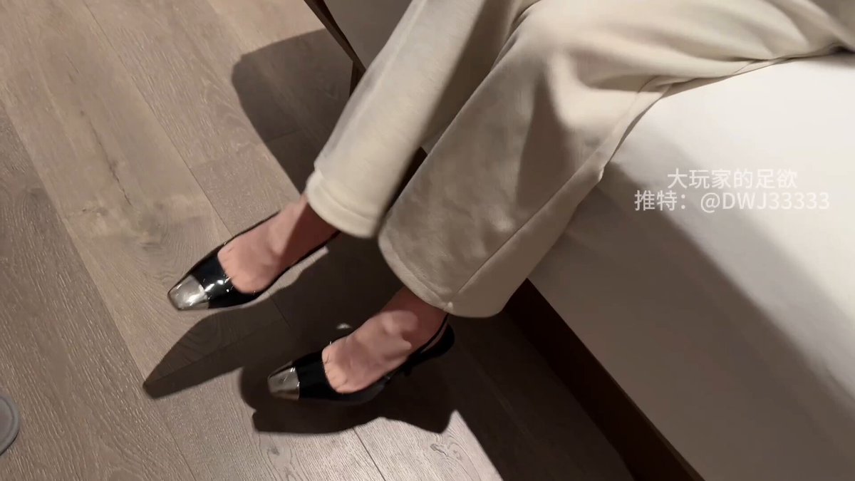 Đôi chân này thực sự rất vui khi chơi đùa, các ngón chân và vòm chân rất đẹp~ Tôi sẽ sơn móng tay màu đỏ cho năm mới