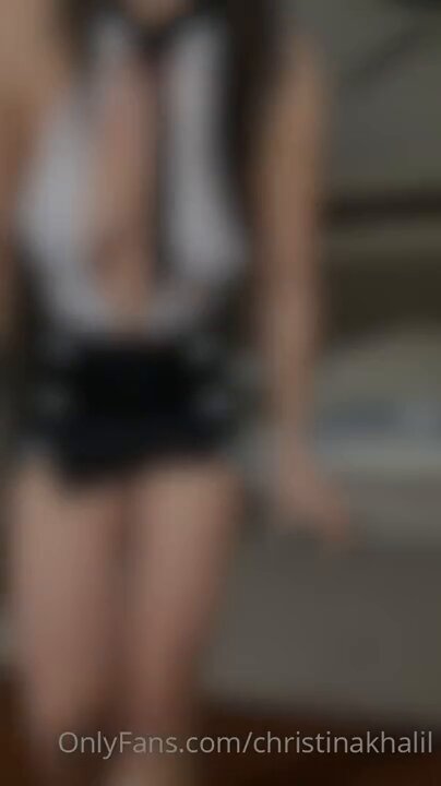 セクシーな女教師が黒白の超ミニスカートで誘惑するヒップシェイクダンス、巨乳が深Vで揺れる 123av.fun独占