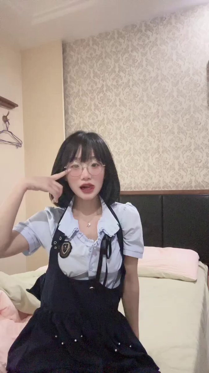 眼镜黑直女学生制服床上翘腿秀美脚诱惑
