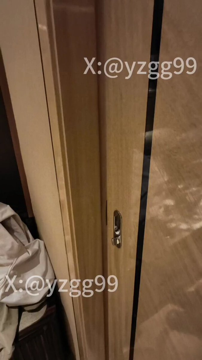 酒店浴室3P！蒙面美女跪舔两根大屌狂吞精