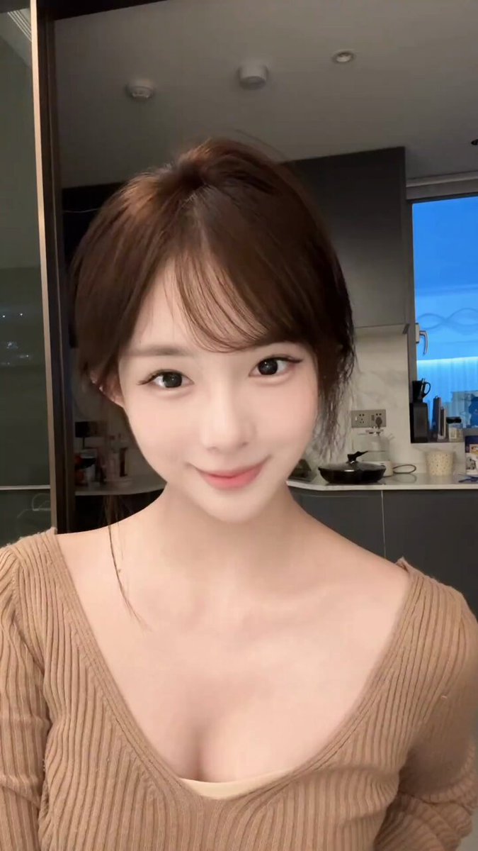 キッチンの美乳女子、深Vで誘惑 — 巨乳が揺れて超セクシー！