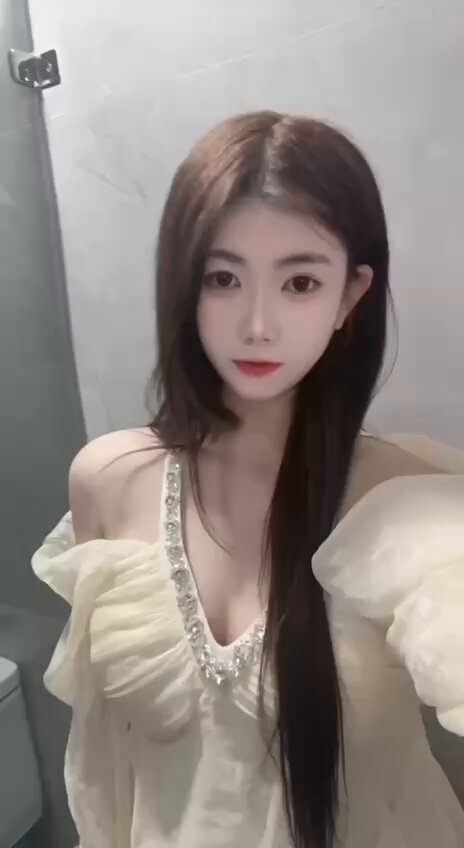 浴室美艳长发妹子性感露肩深V诱惑