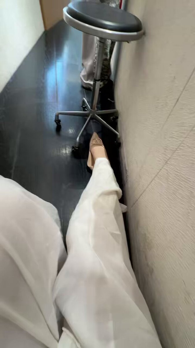 Ang aking magagandang binti at malalaking binti pagkatapos ng shower sa trabaho #Shanghaitscd #Shanghaits #cdts #ts #Osaka boys and girls...