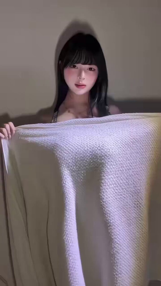 黒髪巨乳美女のタオルが滑り落ちる — セクシーランジェリー誘惑ショー 123av.fun