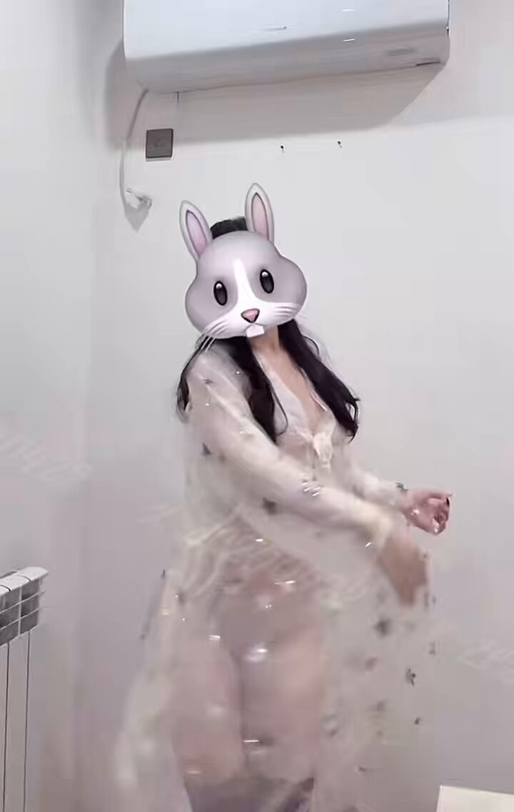 バニーガールがシアーなナイトガウンでワイルドにヒップを振るダンス、肌色ストッキングと美脚が丸見えで誘惑する巨乳揺れ！