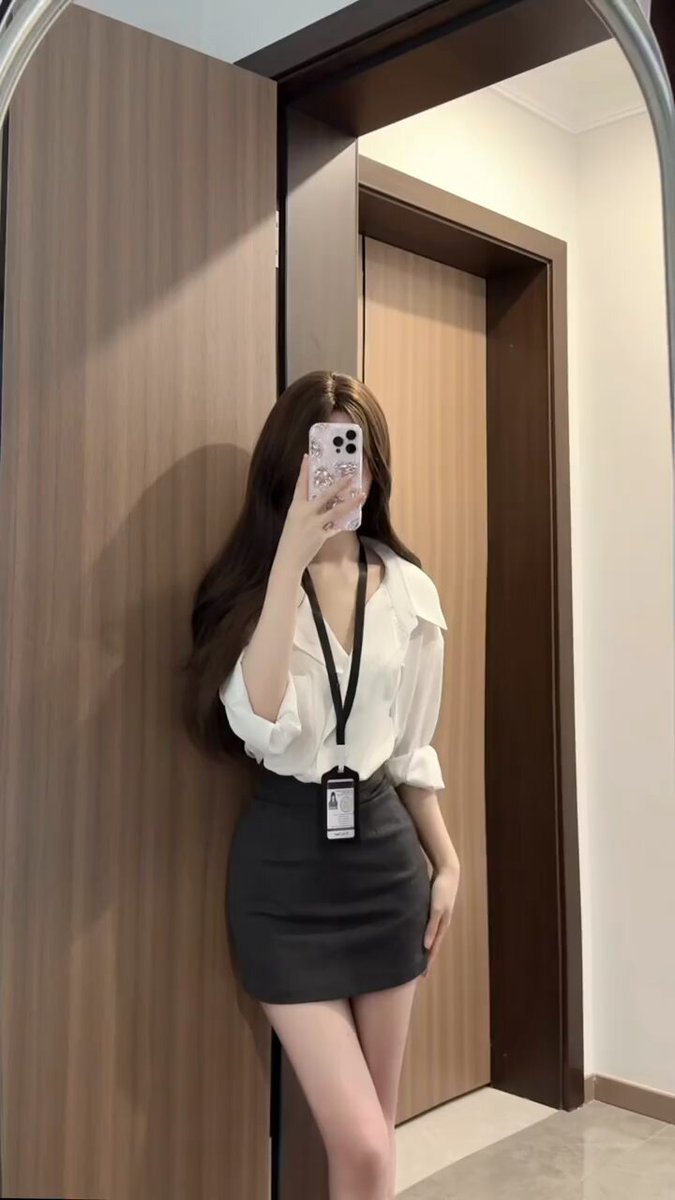 セクシーなOL美女が鏡の前で自撮り！超ミニスカ、プリッとしたヒップと長い脚の誘惑