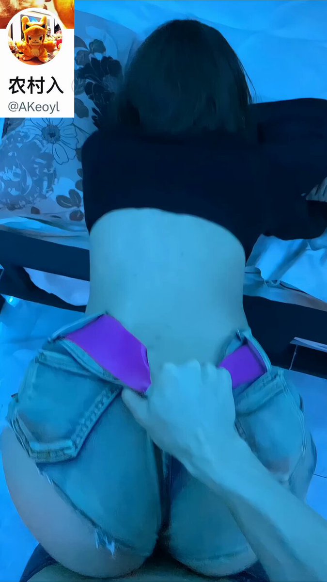 @Akeyl紫带热裤翘臀狂摇，男友猛抓湿逼玩弄！