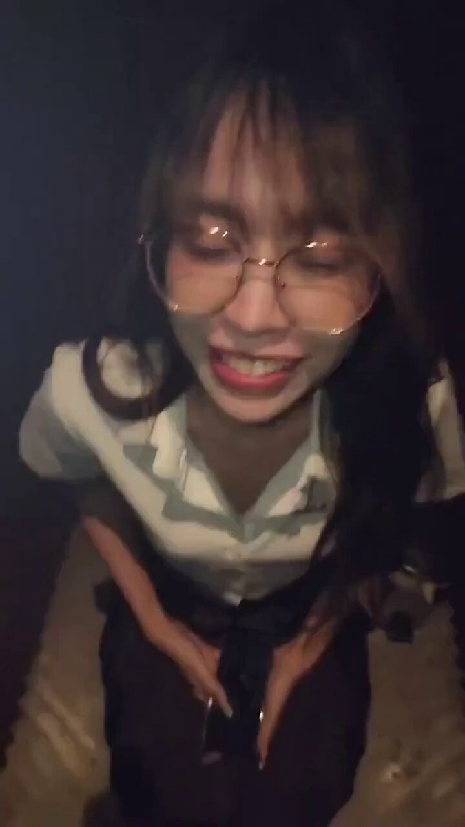 眼镜妹狂舔巨屌深喉爆射！白衬衫OL骚货口爆高潮