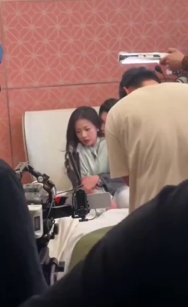 On-Set Beauty's Hot Kiss and Passionate Embrace! Long-Haired Young Woman's Steamy Bed Scene with Wet Kisses — Super Tempting