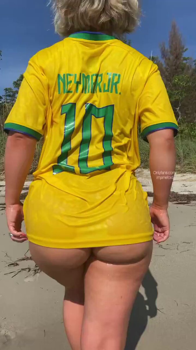 ブラジルの金髪ギャルがネイマールのユニフォームを着てビーチで巨尻を激しく揺らす