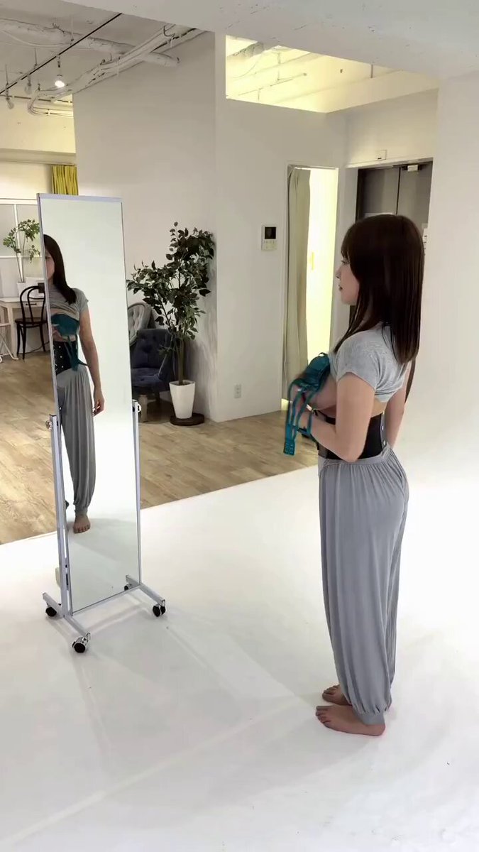 镜前辣妹脱衣秀！灰裤紧腰带露乳诱惑