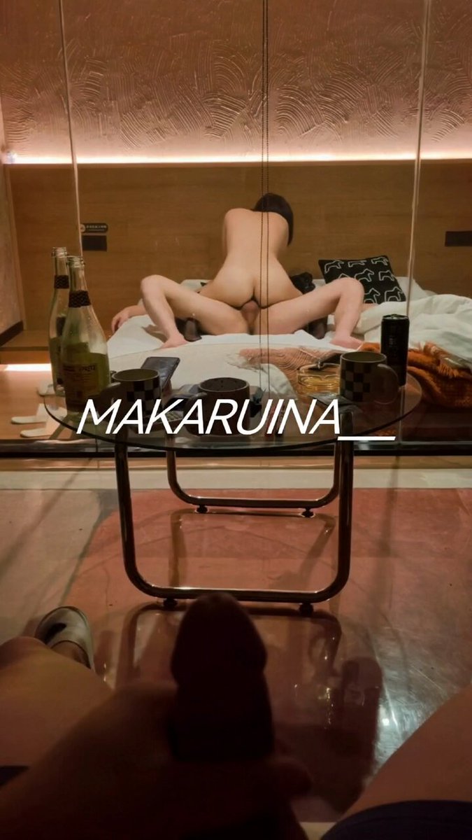 Makaruina酒店镜前翘臀骑乘狂干 骚穴大开喷水高潮