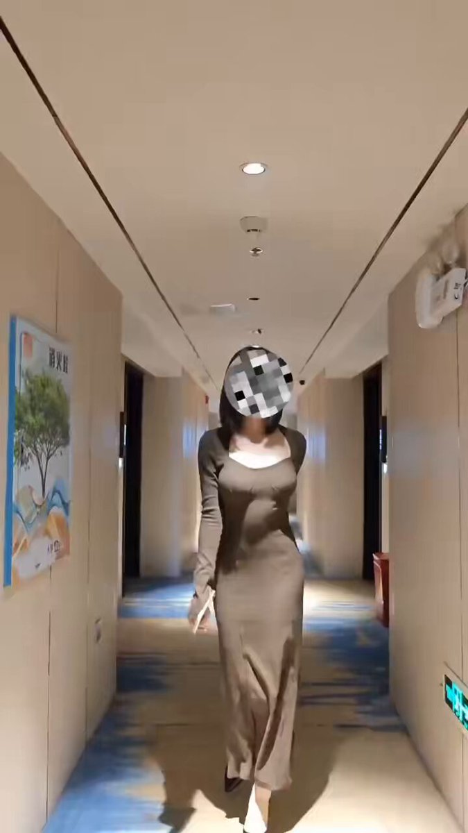 酒店长裙美女扭臀走秀美腿诱惑