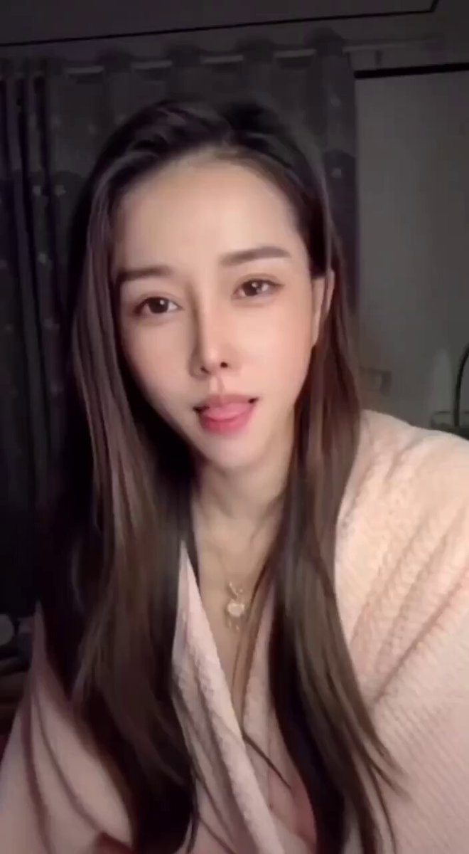 浴袍诱惑！长发美女半露酥胸湿吻挑逗