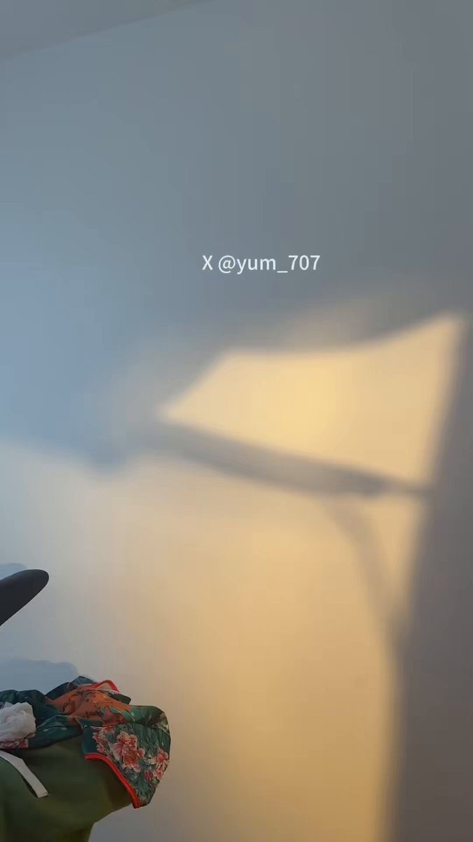 @yum707の極上ヒップ自撮り！白いシルクパンツが濡れて淫液が流れる