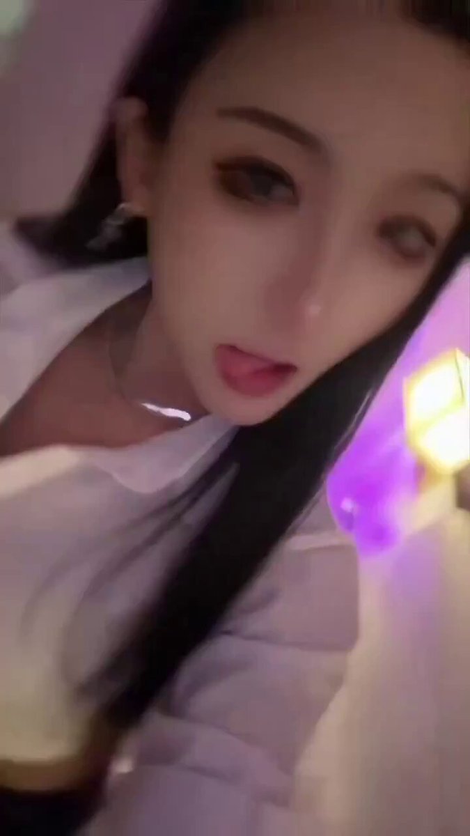 狐目美女のベッドでオナニー狂乱！電動ローターと巨大ディルドで激しく挿入、潮吹き絶頂