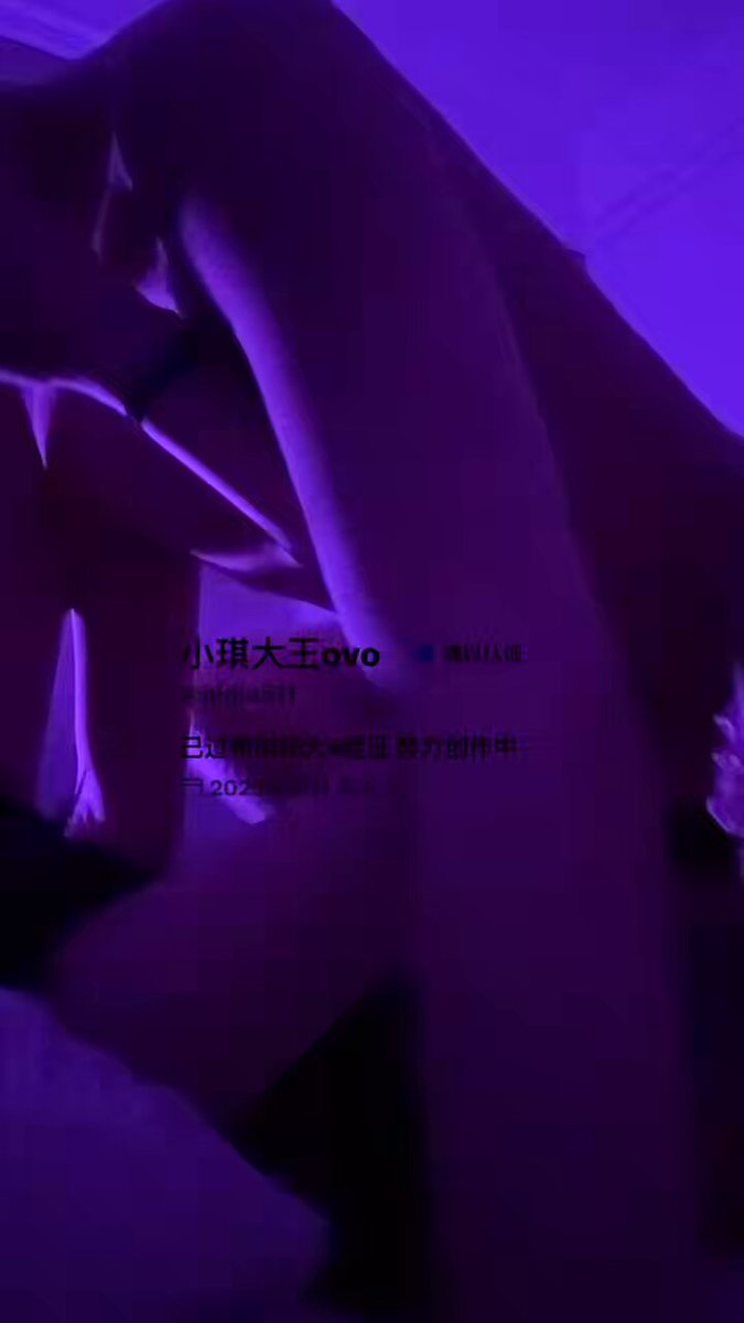 Big-Breasted Goddess's Wild Masturbation and Squirting Orgasm Under Purple Lights