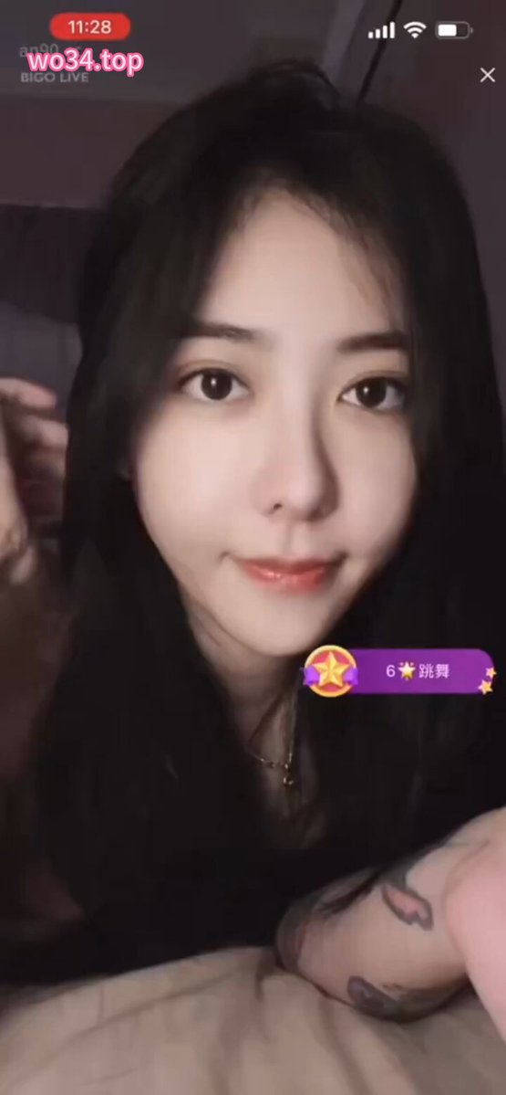 纹身美女直播玩飞机特效 樱桃小嘴诱惑爆棚！