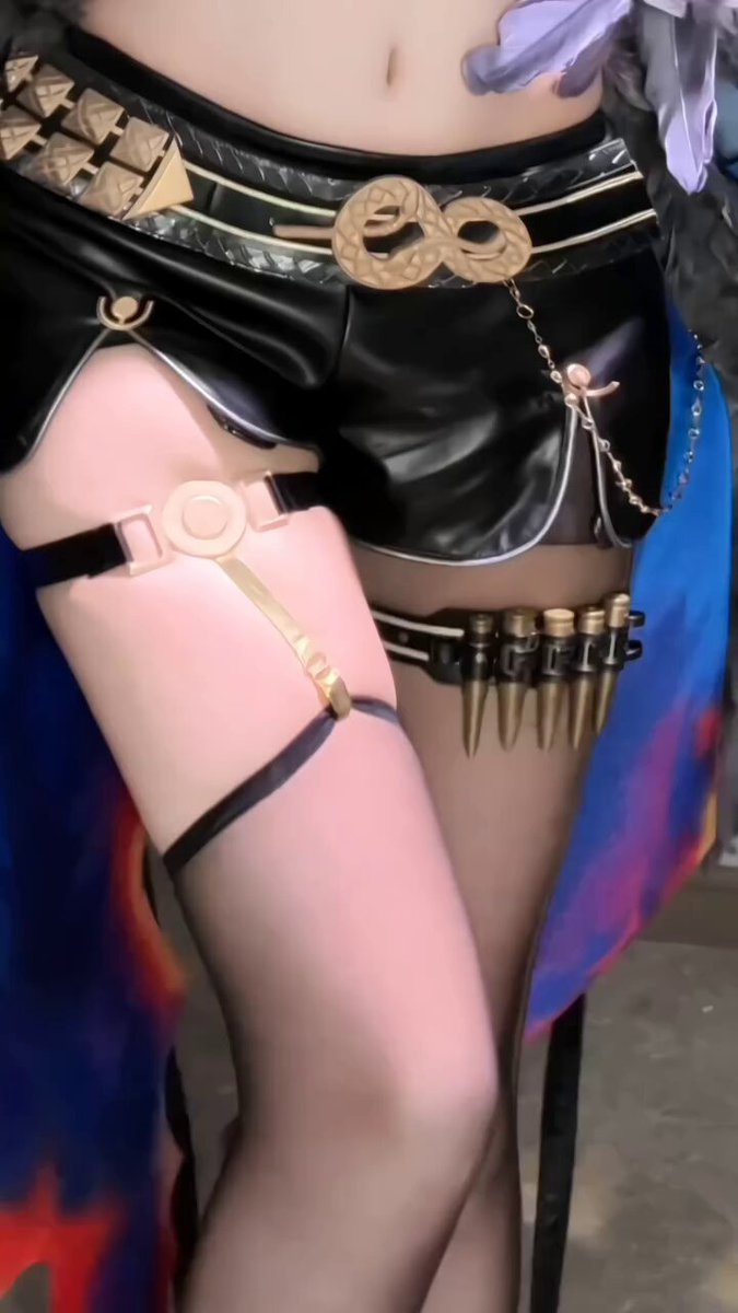 银发银狼cos超辣黑丝大腿诱惑，爆乳深V热舞喷汁！