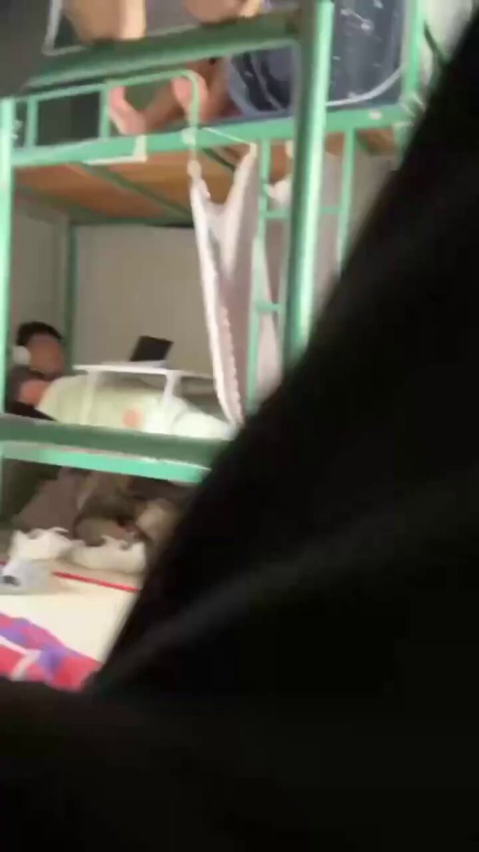 寮の上段ベッドの男子がイヤホンでエロ動画を見ながら激しくオナニー！ベッド下の白ソックス美脚に誘惑され噴射絶頂