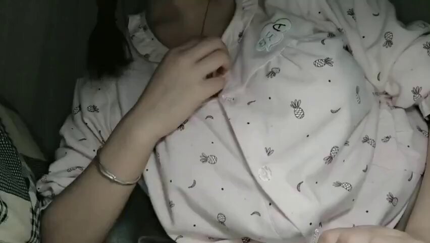 自己在床上拉着床帘录的，怎么感觉最近排卵期胸变大了...揉起来还蛮舒服的 #女大 