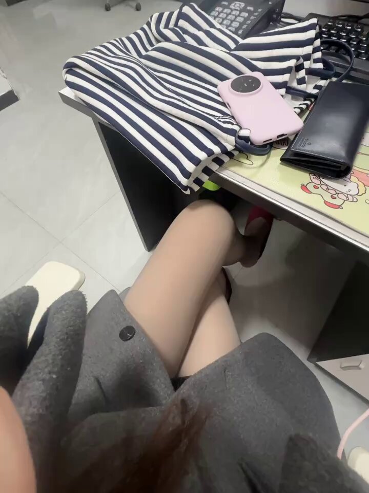 办公室丝袜美腿诱惑 翘臀张腿等你操