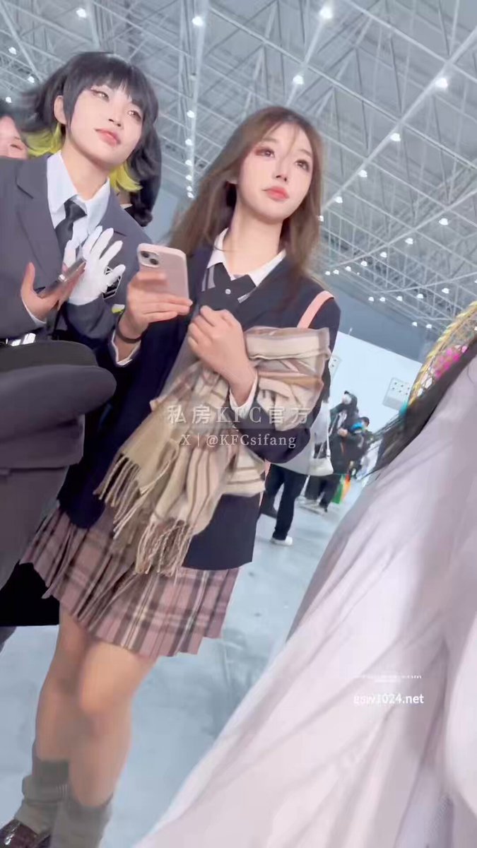 Cosplay Girl at Con Lifts Skirt and Exposes Butt in Major Wardrobe Malfunction! Pale Perky Butt Highly Seductive