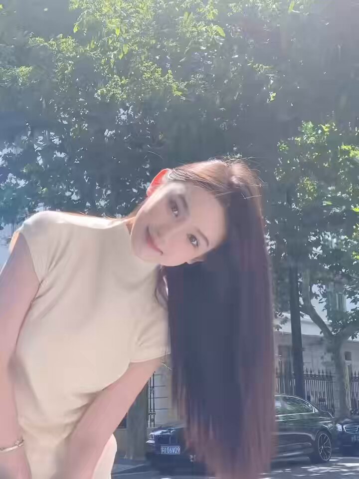 街头长发美女阳光撩裙诱惑，123av.fun超性感热舞！