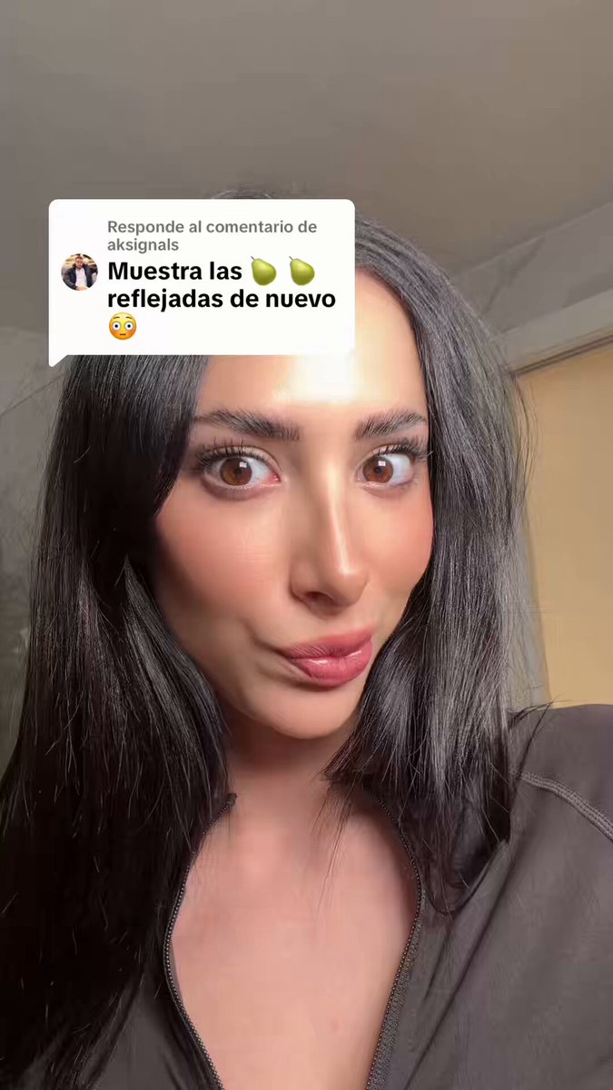 性感拉丁辣妹浴室撩人伸舌自拍，巨乳深V拉链欲开欲合！