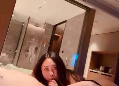 酒店浴缸边长发美女手指自慰高潮喷水