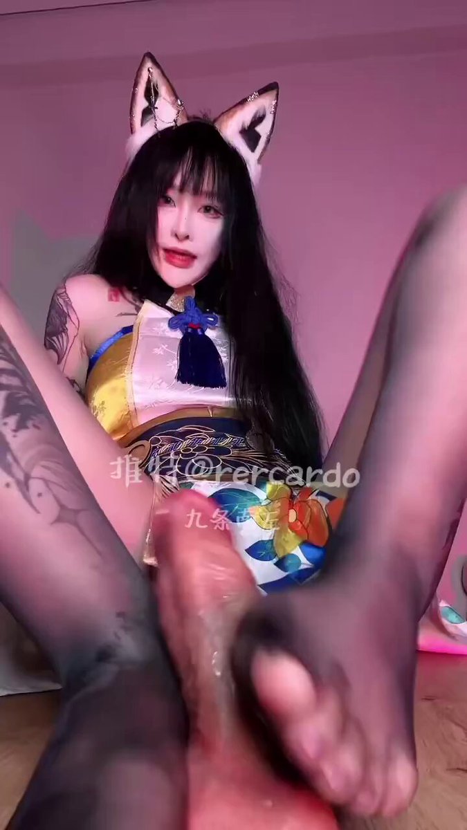 猫耳纹身骚女足交大鸡巴，黑丝美脚猛踩假屌高潮！