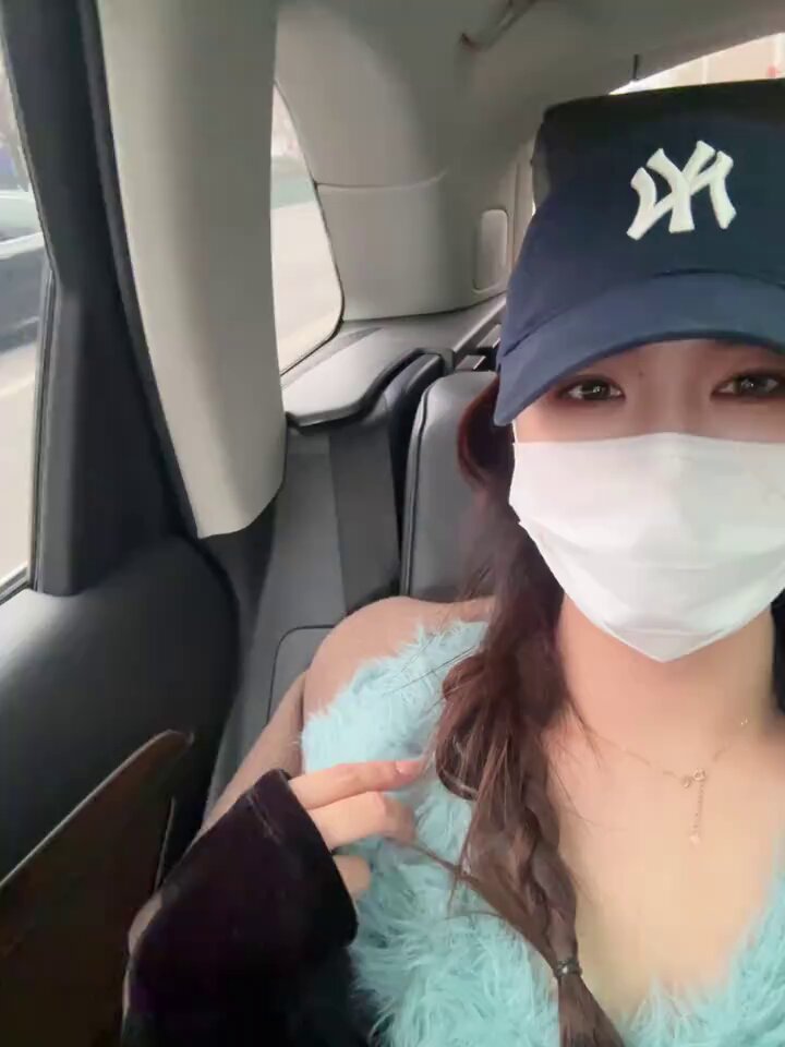 車内でマスク美女がセーターをめくって巨乳を露出、誘惑的に自分を弄る！