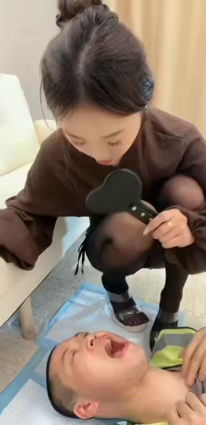 呕吐物大量口水吐给贱狗，喝我吐的浓痰跟口水，再疯狂的撸动着自己的狗废物几把，你眼里有多渴望主人的口水，主人就赏赐你当马桶的机会。
#呕吐物 ...