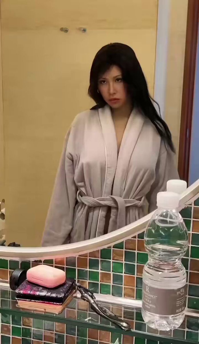 浴袍诱惑！黑发美女镜前撩人脱衣秀，123av.fun独家爆乳自摸