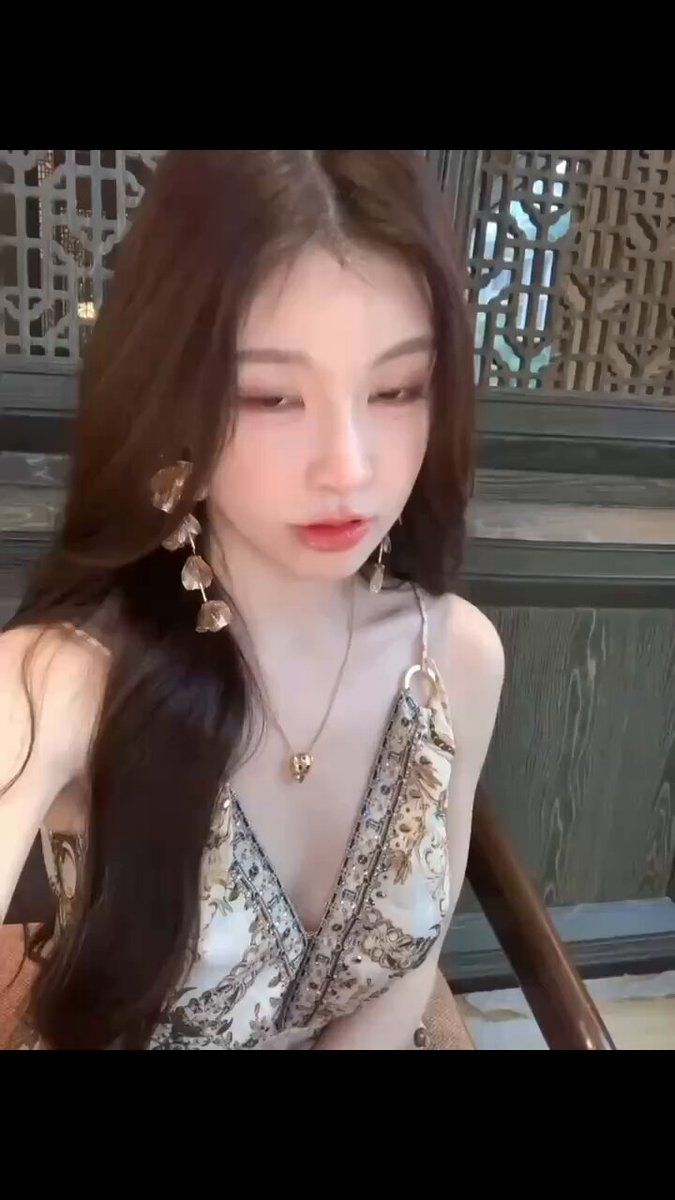 Long-haired beauty in a deep V exposing her breasts teases while drinking tea — 123av.fun is waiting for you to lick the screen!