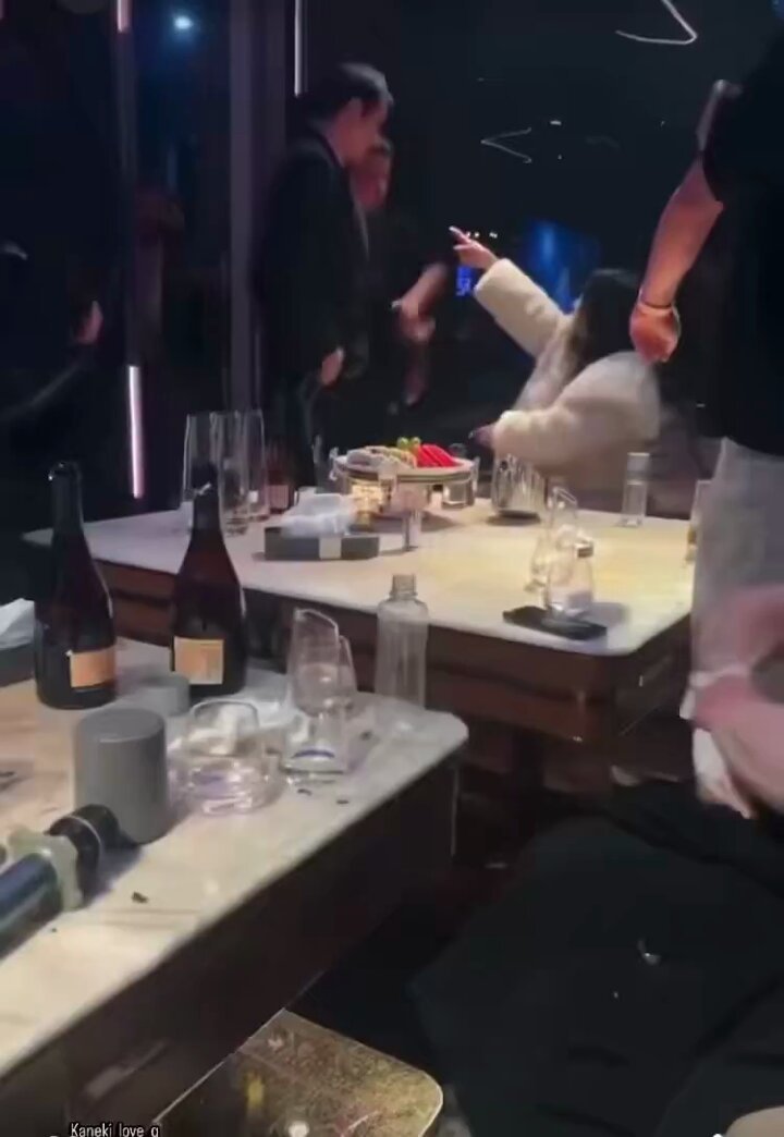 夜店豪饮后长发美女被多人围攻狂脱衣暴露大奶翘臀