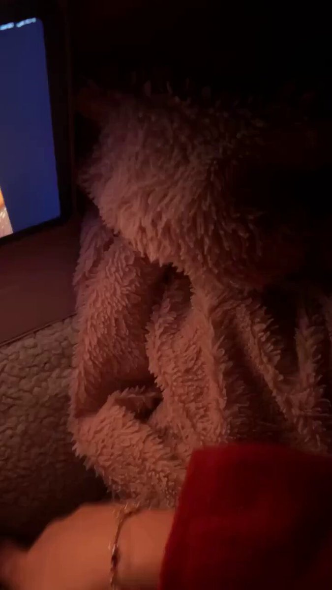 ふわふわのパジャマを着た若い女性がAVを見ながらオナニーして絶頂！